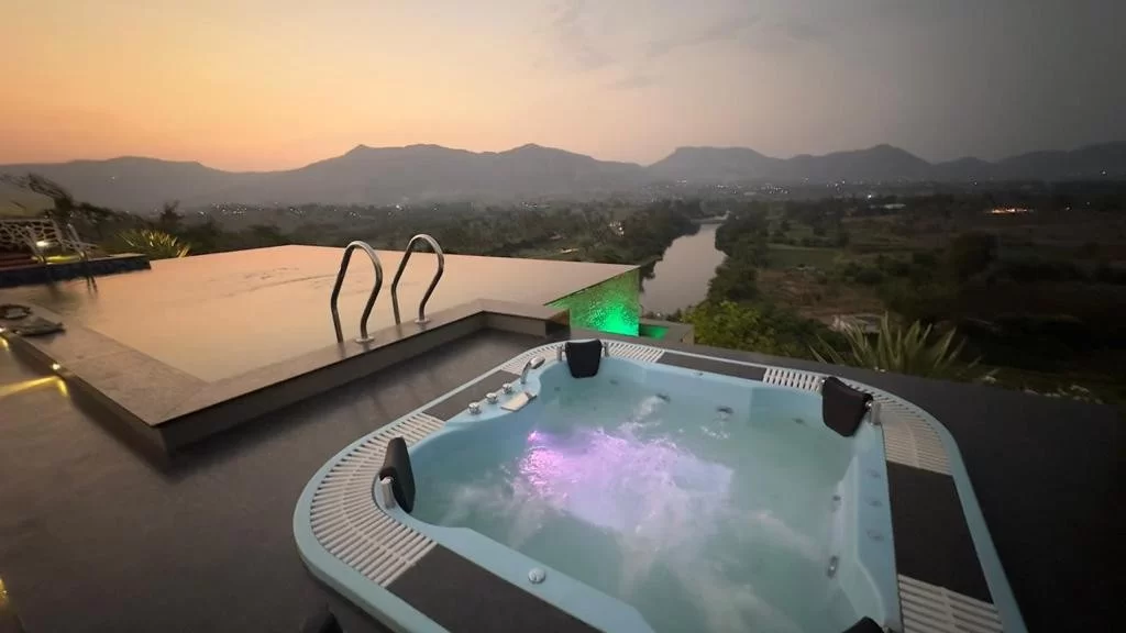 villa in pawna with jacuzzi