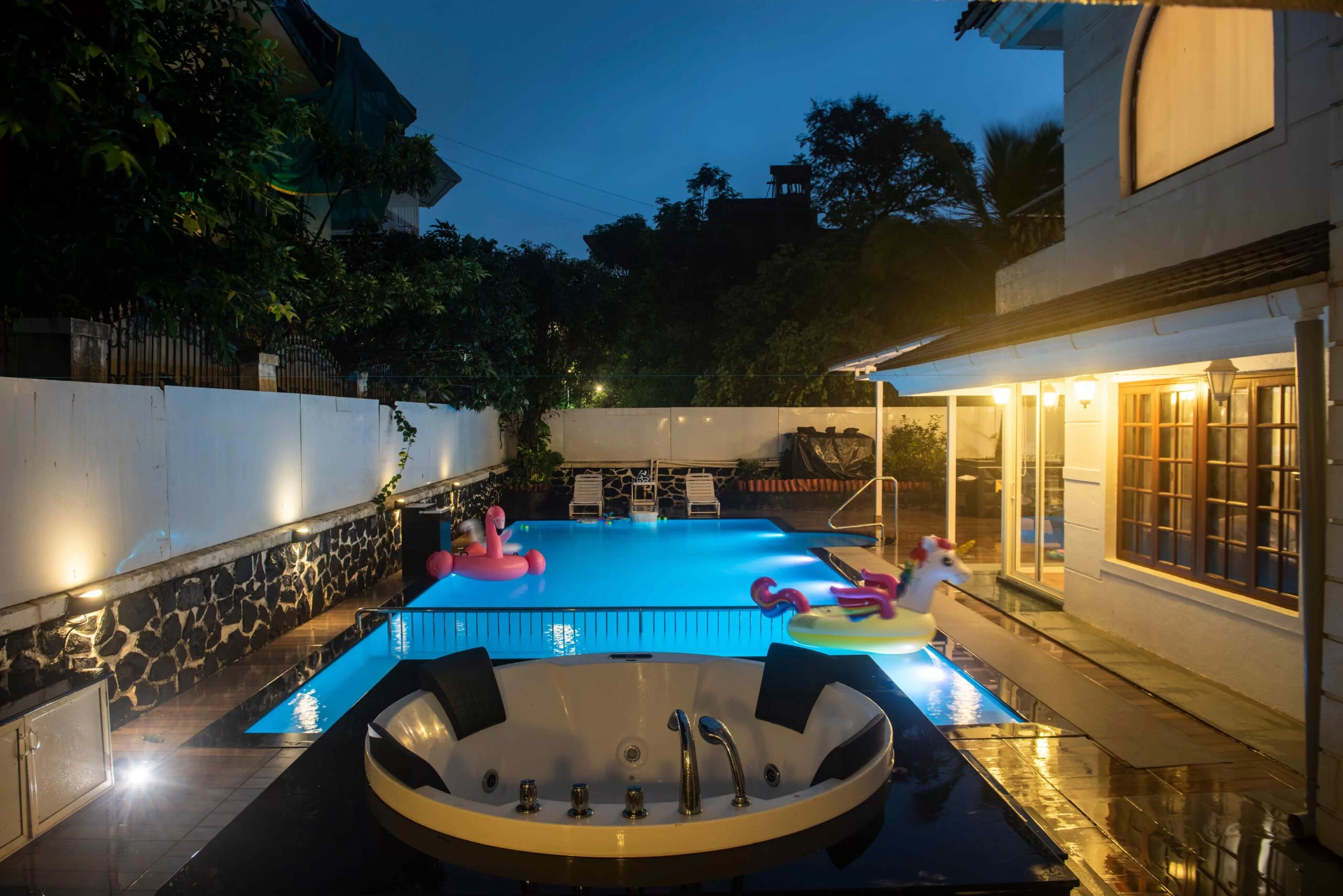 Best luxury bungalows in Maharashtra with private pool